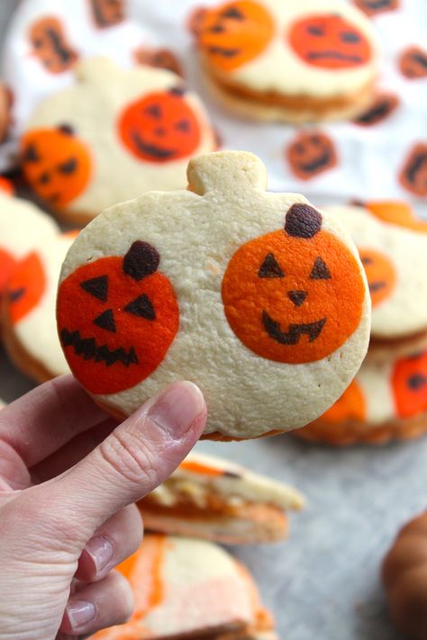 Pumpkin Spice Jack-O-Lantern Cookies - The Squeaky Mixer - Easy And Fun Baking Recipes Cute Jack O Lantern, Jack O Lantern Cookies, Spiced Buttercream, Orange Sheets, Vanilla Sugar Cookies, Vanilla Sugar Cookie, Buttercream Filling, Pumpkin Pie Filling, Pumpkin Flavor