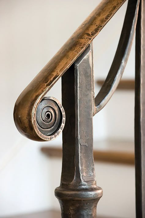 Rustic Chic Staircase, Blacksmith Railings, Iron Stairs, Arsitektur Kolonial, Stairs Railing, Wrought Iron Stair Railing, Rustic Stairs, Modern Stair Railing, Handrail Design