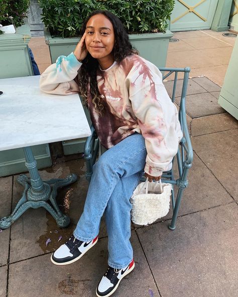 evelynn escobar-thomas on Instagram: “living outdoors this summer hiking, playing sports andddd watching movies (but most importantly, eating movie theater popcorn lol) w/…” Air Jordan Outfit Women, How To Wear Jordans, Air Jordan 1 Outfit Women, Neutral Trousers, Jordan Outfit Women, Air Jordan Outfit, Jordan 1 Outfit Women, Highsnobiety Fashion, Nike Sneakers Outfit