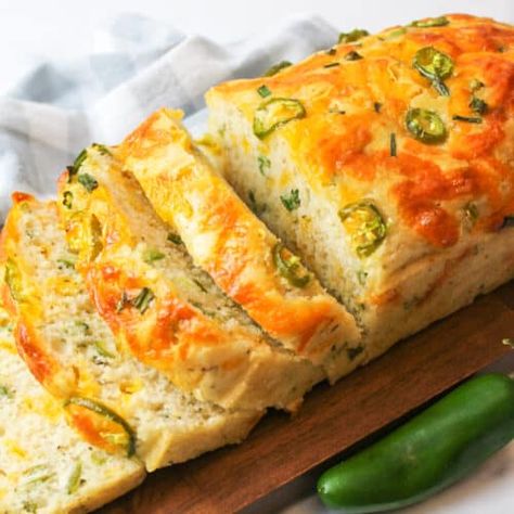 Jalapeno Cheddar Beer Bread - BeeyondCereal Spice Banana Bread, Cinnamon Zucchini Bread, Pumpkin Spice Banana Bread, Cheddar Beer Bread, Cheddar Bread, Mini Loaves, Beer Bread Recipe, Quick Bread Recipe, Bake Sale Recipes