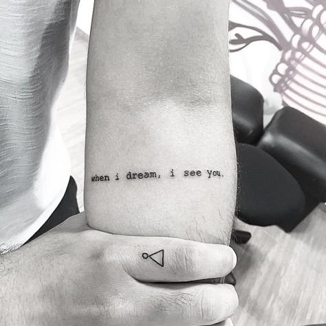 when i dream, i see you Tattoo Ideas On Arm, Tattoo School, Word Tattoo Ideas, Tatuagem Masculina Pequena, Word Tattoo, Small Tattoos With Meaning, Writing Tattoos, Amazing Tattoos, Text Tattoo