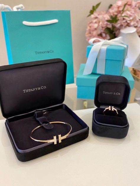 Luxury Birthday Gifts, Hand Jewelry Rings, Tiffany Engagement Ring, Dope Jewelry Accessories, Jewelry Packaging Box, Expensive Jewelry Luxury, Luxe Jewelry, Tiffany Jewelry, Bangles Jewelry Designs