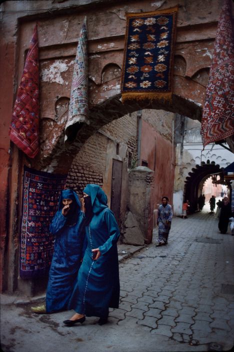 Morocco.Marrakech.Two women walk on the street.1988 Morocco Street, Steve Mccurry Portraits, Morocco Aesthetic, Morocco Marrakech, Steve Mc, Marrakesh Morocco, Steve Mccurry, Architecture Landmark, Arab Beauty