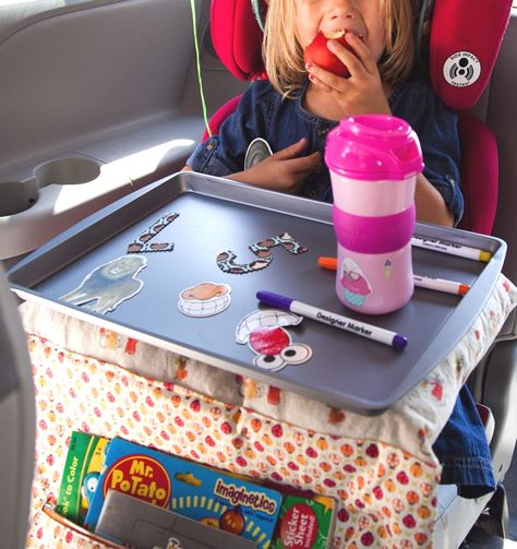 DIY Reise Tisch fürs Auto Diy Lap Tray, Travel Tray, Diy Pillow, Car Trip, Lap Tray, Plastic Tray, Tray Diy, Road Trip With Kids, Lap Desk