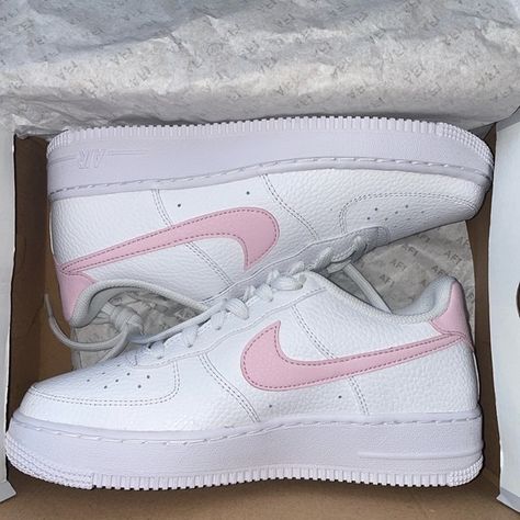 Nike Air Force 1 White Pink Foam Pink Nike Af1, Nike Air Force 1 Shoes Women, Pink Air Forces Outfits, Nike Shoes Pink And White, Pink Sneakers Nike, Nike Air Rosa, Nike Air Force Pink And White, Nike Air Force Rosa, Pink And White Nike Shoes