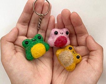 Needle Felted Ideas, Needle Felted Keychains, Needle Felt Keychain, Needle Felting Keychain, Cute Needle Felting Ideas, Felted Keychains, Felt Turtle, Felt Fruit, Felt Keychain