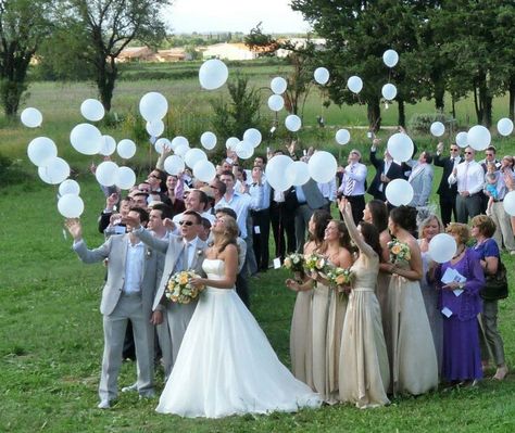 Wedding shot Transparent Balloons Wedding, Mood Wedding, Marriage Officiant, Ideas Bodas, Jeans Wedding, Balloon Release, Valentines Weekend, Wedding Vows Renewal, Organza Wedding