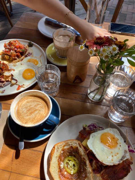 Farm Breakfast Aesthetic, Farm Life Aesthetic Food, Breakfast Friends Aesthetic, Friends Lunch Aesthetic, Food Freedom Aesthetic, Making Breakfast Aesthetic, Lunch With Friends Aesthetic, Birthday Breakfast Aesthetic, Breakfast With Friends Aesthetic