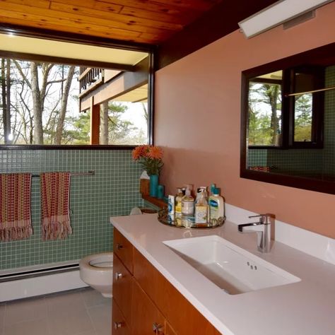 75 Beautiful Mid-Century Modern Bathroom Pictures & Ideas - April, 2021 | Houzz Mid Century Bathrooms, Small Mid Century Bathroom, Outdated Bathroom Makeover, Mid Mod Bathroom, Gilmore House, Modern Bathroom Colours, Chalet Bathroom, 1960s Bathroom, Chrome Bathroom Fixtures