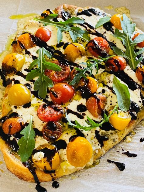 Tomato Burrata Pesto Flatbreads - Cooks Well With Others Burrata Flatbread, Naan Bread Pizza Recipe, Flatbread Pizza Crust, Naan Bread Pizza, Burrata Pizza, Bread Pizza Recipe, Burrata Recipe, Pain Naan, Naan Flatbread