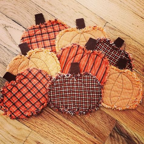 Fall Coasters, Pumpkin Coasters, Coaster Tutorial, Fall Sewing Projects, Fall Quilt Patterns, Fall Pumpkin Crafts, Halloween Sewing, Fall Sewing, Rag Quilts