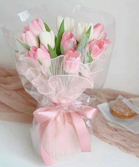 Bucket Tulip, Pink Tulips Aesthetic, Pink Tulips Bouquet, Unique Bridal Bouquets, Diy Bouquet Wrap, Luxury Flower Bouquets, Flower Bouquet Diy, Boquette Flowers, Tulip Bouquet