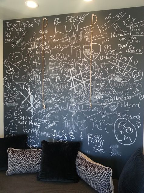 Great chalkboard wall with handing chalk strings! Chalkboard Wall Restaurant, Chalk Accent Wall, Chalkboard In Room, Chalk Bored Wall, Chalk Board Wall Ideas, Blackboard Wall Ideas, Chalk Wall Bedroom, Chalk Wall Ideas, Chalk Paint Wall