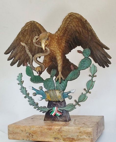 Águila Real escudo Nacional Mexicano por Armando Ruiz Oteo Mexican Eagle, Mexican Pride, Mexican Artwork, Mexican Culture Art, Mexican Flags, Doodle Cartoon, Mexican Culture, Culture Art, Eagles