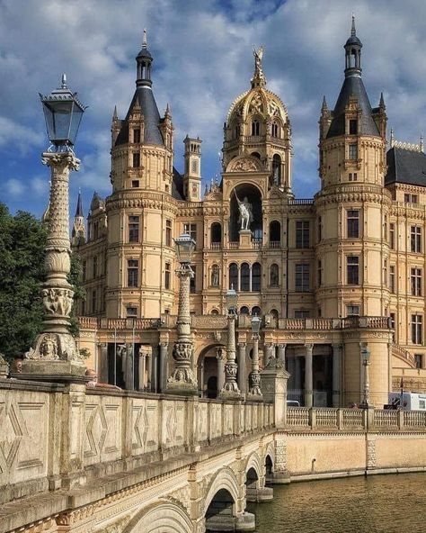 Schwerin Castle, Germany 😍 - I Love my German Tradition Schwerin Castle, Castle Germany, German Architecture, Castle Aesthetic, Fotografi Kota, European Castles, Germany Castles, Chateau France, Castle House