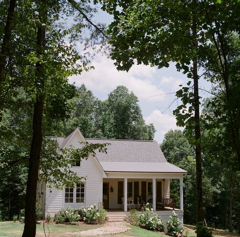 A Mississippi Home That Gave New Life to an Old Farmhouse - Hammade Home White Small Homes Exterior, Old Farmhouse New Build, New Old Farmhouse, Mississippi Farmhouse, Old White Farmhouse, Old Farmhouse Aesthetic, Old Farmhouse Exterior, Mississippi Homes, Warm Industrial