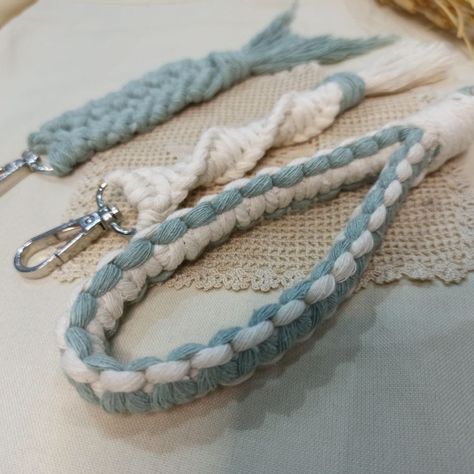 Macrame Keychain Pattern, Macrame Wristlet Keychain, Hello Craft, Knot Guide, Macrame Wristlet, How To Macrame, Half Hitch Knot, Knots Guide, Macrame Knots Tutorial