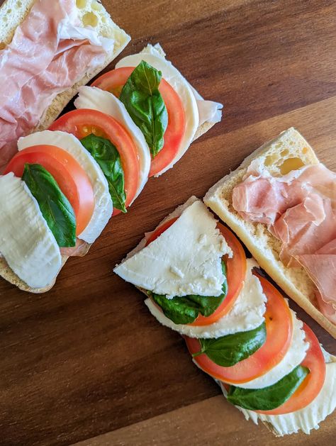 Mozzarella And Prosciutto Sandwich, Tomato Mozzarella Baguette, Sandwich With Baguette, Prochutto Sandwich, Italian Baguette Sandwich, Panzanella Sandwich, Baguette Sandwich Recipes, Baguette Sandwich Ideas, Basil Sandwich