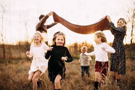 Blanket Family Photos, Utica Illinois, Family Photo Blanket, Olsen Family, Outdoor Family Photoshoot, Forest Photoshoot, Starved Rock State Park, Family Playing, Starved Rock