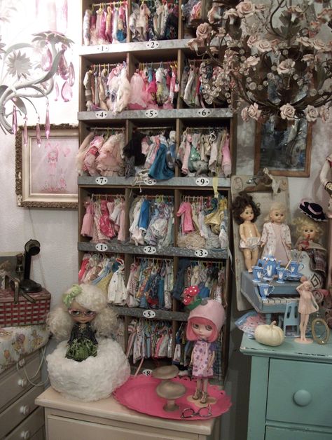 Blythe Doll Display, Doll Shelf Display, Trinket Organization, Blythe Aesthetic, Room Diorama, Doll Shelf, Doll Storage, Prop House, Doll Display