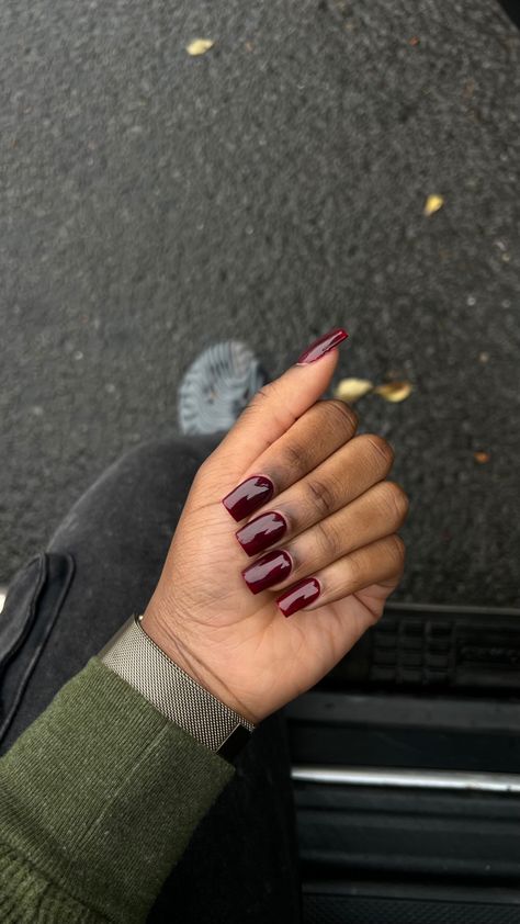 Dark Burgundy Short Nails, Cute Fall Colors For Nails, Burgundy Nails Square Short, Short Dark Red Acrylic Nails, Burgundy Nails On Black Women, Dark Red Nails Black Women, Short Square Maroon Nails, Dark Skin Nail Ideas, Short Square Acrylic Nails Dark Colors