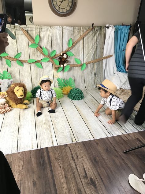 Safari 1st Birthday Photoshoot, Safari Photo Booth, Safari Theme Birthday Party, Safari Baby Shower Boy, Jungle Theme Birthday Party, Jungle Thema, Jungle Safari Birthday, Dinosaur Birthday Party Decorations, Lion King Birthday