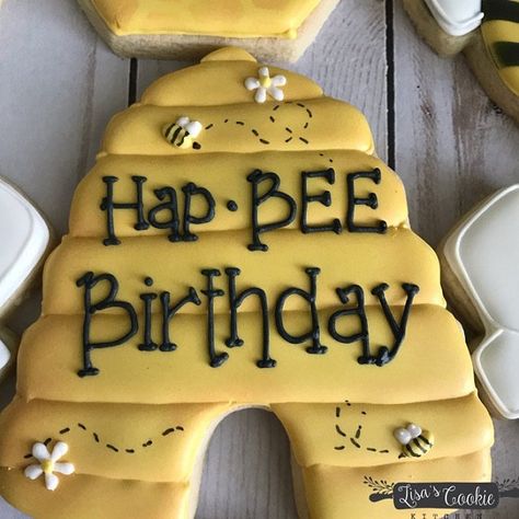 Bee Cookies Decorated, Beehive Cookies, Frosting Decorating, Rainbow Sugar Cookies, No Bake Sugar Cookies, Farm Cookies, Bee Cookies, Cookie Making, Bee Cakes