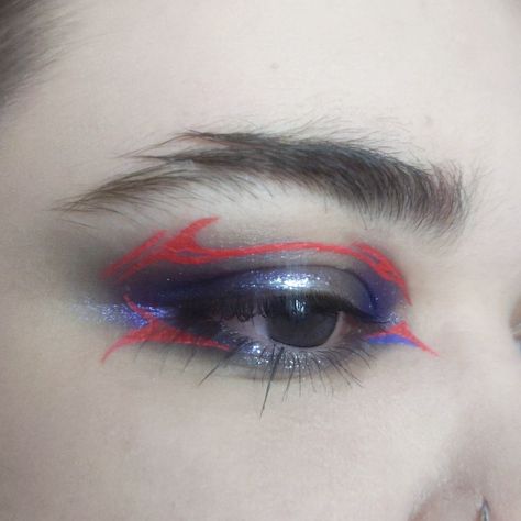 Spiderman Eye Makeup, Spiderman Makeup Looks, Spider Man Makeup, Eyeshadow Graphic, Spiderman Makeup, Eyeliner Inspo, Eyeliner Ideas, Spider Man 2099, Halloween Friends