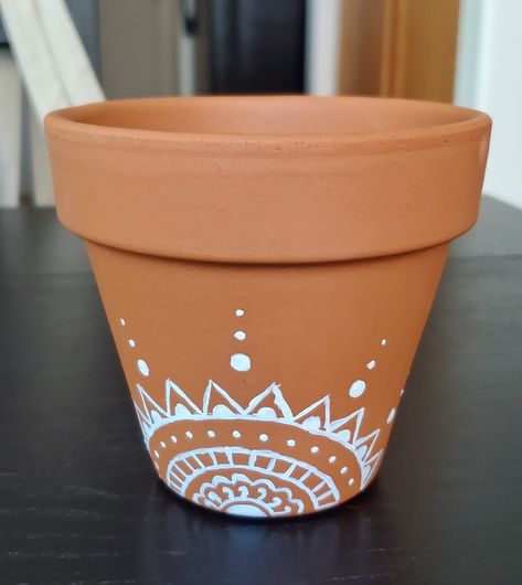 Hand Painted Terra Cotta Pots Boho, Terracotta Pot Painting Ideas Boho, Painted Terra Cotta Pots Boho, Plant Pot Painting Ideas Easy Diy, Plant Pot Design, Pottery Patterns, Plant Pot Diy, Painted Plant Pots, Terracotta Plant Pots