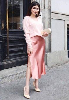 Pink Satin Skirt Outfit, Ayda Hadi, Silk Skirt Outfit, Satin Skirt Outfit, Romantic Blouses, Long Dress Casual, Outfit Inspiration Fall, Street Style Chic, Skirt Outfit