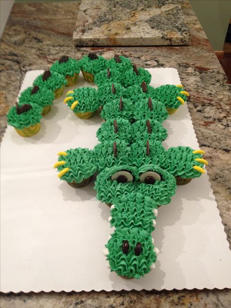 "Alligator cupcake cake...for a peter pan birthday party" or maybe a #PeterPanParty #TinkHalf weekend! #runDisney Alligator Cupcakes, Crocodile Cake, Alligator Cake, Alligator Birthday Parties, Dragon Cupcakes, Alligator Birthday, Pull Apart Cupcake Cake, Pull Apart Cake, Pull Apart Cupcakes