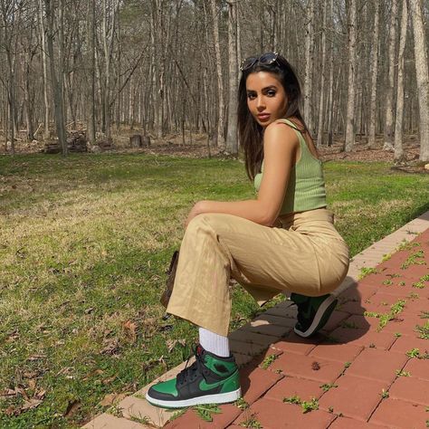 Pine Green Jordan 1 Outfit Women, Green Jordan Outfit, Pine Green Jordan 1 Outfit, Green Jordan 1 Outfit, Pine Green Jordan 1, Pine Green Outfit, How To Style Jordans, Baddie Shoes, Jordan 1 Pine Green