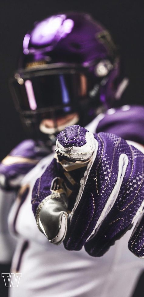 Washington Huskies Wallpaper, Cool Football Pictures, Football Swag, College Football Outfits, Washington Huskies Football, Nfl Wallpaper, University Of Washington Huskies, Football Poses, Nfl Football Pictures