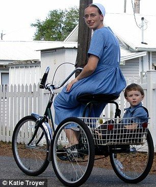 Some of the strict guidelines to Amish living are a little looser in Pinecraft, where women can be seen wearing flip-flops Amish Lifestyle, Amish Living, Amish Culture, Amish Life, Plain People, Riding Bikes, Amish Community, Amish Quilts, Simpler Lifestyle