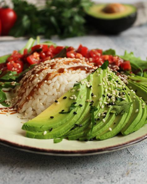 Gesunde Bowl mit Avocado und Reis - Genuss des Lebens - Vegetarische, gesunde Rezepte Reis Bowl, Avocado Bowl, Diy Basket, Avocado Recipes, Kochi, Summer Salads, Food Lover, Wall Tiles, Feta