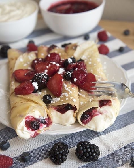 Cream Cheese Crepe Filling, Sweet Crepes Recipe, Crepes Filling, Sweet Crepes, Six Sisters Stuff, Berry Cheesecake, Dessert Aux Fruits, Desserts Vegan, Texas Roadhouse