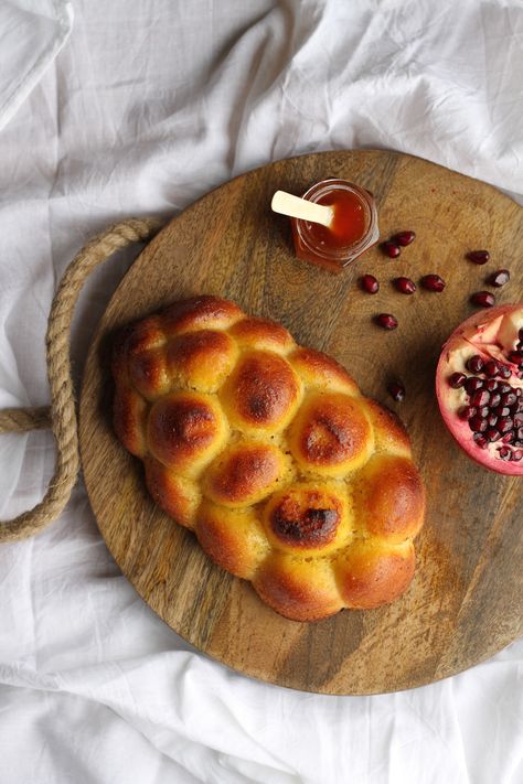 paleo challah Gluten Free Challah Bread Recipe, Gluten Free Challah, Challah Bread Recipes, Pan Sin Gluten, Paleo Bread, Challah Bread, Jewish Recipes, Rosh Hashanah, Challah