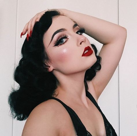 Retro Makeup Looks 1950s Vintage Style, Pinup Makeup Vintage, Gothabilly Makeup, 1950’s Makeup, 1950 Makeup, Rockabilly Aesthetic, Pinup Costume, Retro Makeup Looks, 1940s Makeup