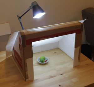 DIY Light box - this is a must if you are selling stuff on Etsy. I would even cover the bottom so the object is sitting on a nice white background. Diy Light Box, Light Box Diy, Diy Lampe, Box Craft, Diy Light, Foto Tips, Diy Photography, Trik Fotografi, Diy Box