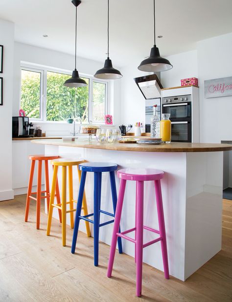 25 Modern kitchen ideas – contemporary looks to inspire a makeover | Real Homes Kitchen Colour Combination, Colourful Kitchen, Shaker Style Kitchens, Dining Room Colors, Kitchen Colour Schemes, Real Homes, U Shaped Kitchen, Rooms Ideas, Bright Kitchens