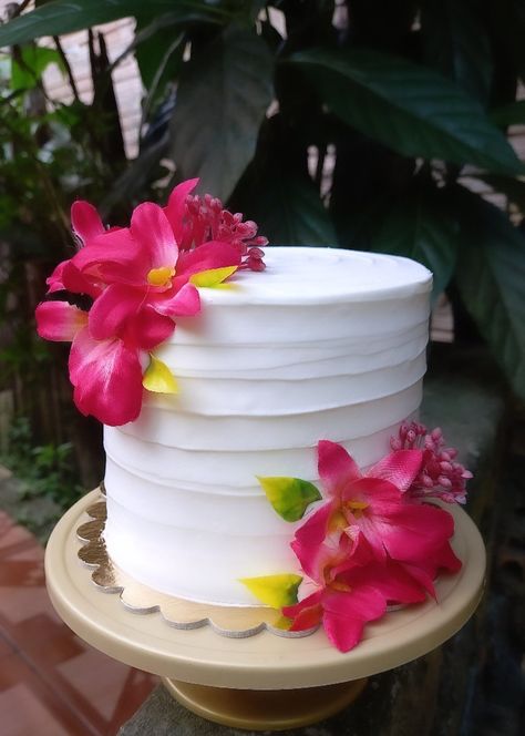 Tropical Sweet 16, Hibiscus Cake, Birthday Movie Night, Summer Birthday Cake, Surprise Birthday Decorations, Tinta Guache, Tropical Wedding Theme, Sweet 16 Themes, Cake Inspo