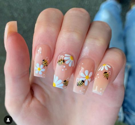 Spring Nails Bumble Bees, Flower And Bee Nails, Spring Bee Nails, Nails With Bee Design, Bumblebee Nail Designs, Bee Acrylic Nails, Yellow Bee Nails, Bumble Bee Nails Design, Bee Nails Design