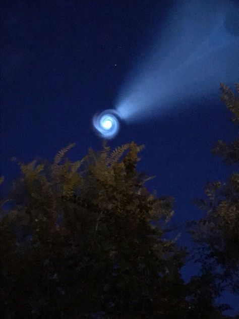 What is this mysterious spiraling glowing object observed over thousands of kilometers in the Russian sky? That really an unusual sky phenomenon! Sky Phenomenon, Natural Phenomena, Feel Inspired, Mother Earth, Wall Collage, Night Skies, Pretty Things, New World, Russia