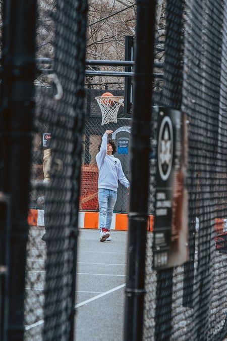 Basketball Court Photoshoot, Basketball Editorial, Basketball Tumblr, Basketball Pictures Poses, Street Basketball, Bola Basket, Basketball Shooting, Basketball Photos, Basketball Photography