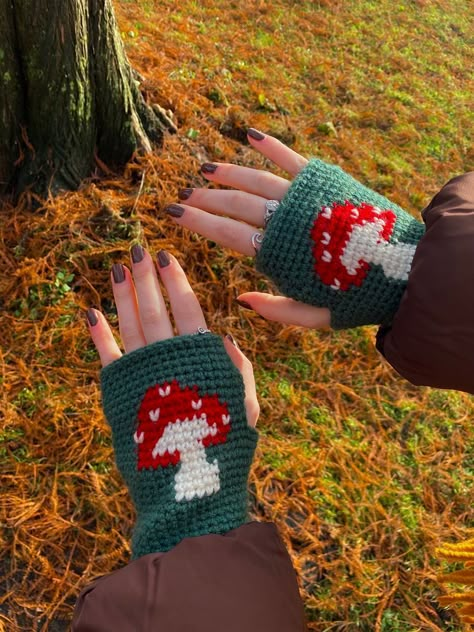 beautiful and amazing fingerless gloves ideas Crochet Mushroom Accessories, Fall Crochet Accessories, Crochet Projects Fall, Crochet Fall Accessories, Hand Warmers Crochet Pattern, Autumn Crochet Ideas, Crochet Handwarmers, Crochet Fingerless Gloves Free Pattern, Tops A Crochet