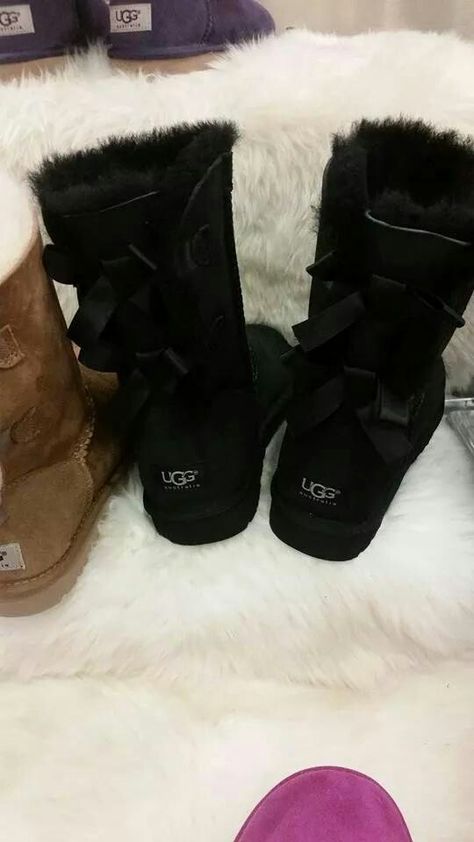 Ugs with bow Black Uggs With Bows, Bow Uggs Outfit, Ugg Boots With Bows, Pearl Boots, Cute Uggs, Uggs With Bows, Fall Winter Shoes, Black Ugg Boots, Pretty Shoes Sneakers