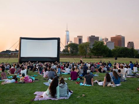 Movies In The Park, Outing Ideas, Outdoor Movies, Outdoor Movie Theater, Movies Under The Stars, Weekend In Nyc, Backyard Movie, Summer Movie, Movie Screen