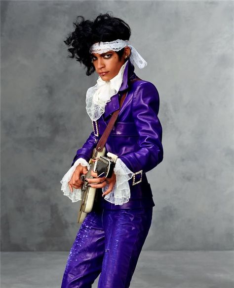 Omahyra Mota as Prince.   "Rock the House", Vogue US, November 2001. Photographed by Steven Meisel. Purple Rain Outfit, Prince Purple Rain Costume, Rain Costume, Prince Outfit, Pop Star Costumes, Singer Costumes, Best Celebrity Halloween Costumes, Prince Costume, Rain Outfit