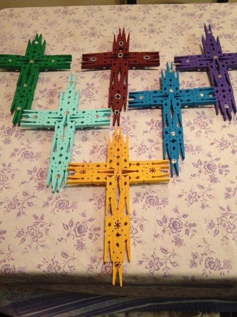 Clothespin Crosses, Clothespin Cross, Wooden Cross Crafts, Clothespin Crafts Christmas, Clothespin Diy Crafts, Wooden Clothespin Crafts, Clothespins Diy, Clothespin Art, Clothes Pin Wreath