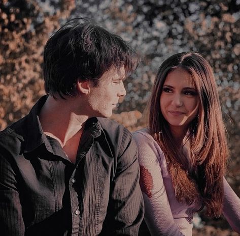 Ian E Nina, Elena Gilbert Style, Elena Damon, Vampire Diaries Outfits, Ian And Nina, Damon Salvatore Vampire Diaries, The Vampire Diaries 3, Vampire Diaries Seasons, Vampire Diaries Wallpaper